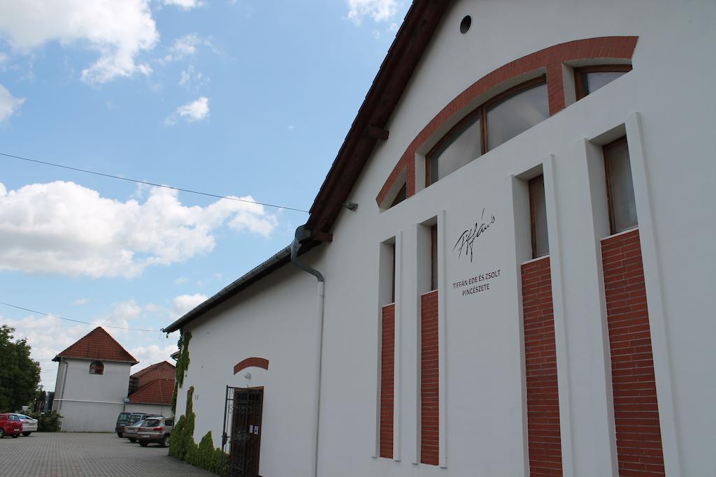 Tiffan'S Pinceszet Es Panzio Hotel Villány Exterior photo