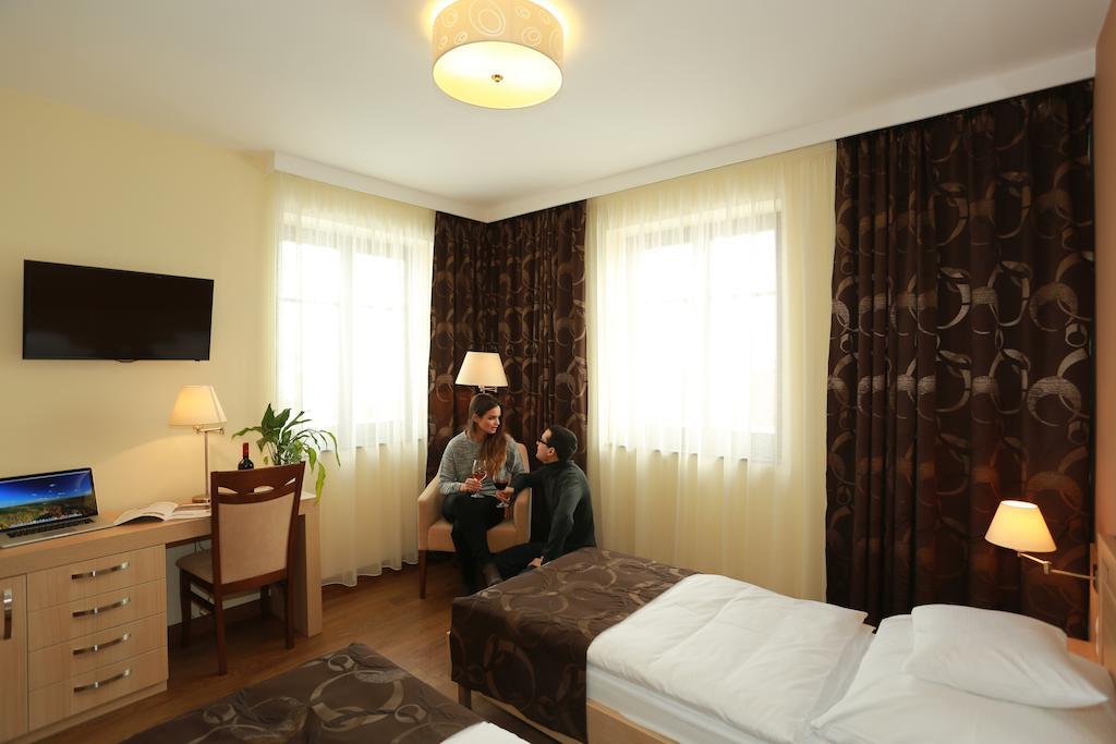 Tiffan'S Pinceszet Es Panzio Hotel Villány Room photo