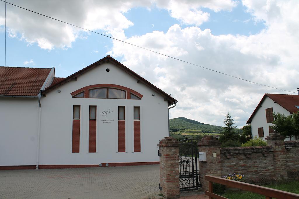 Tiffan'S Pinceszet Es Panzio Hotel Villány Exterior photo