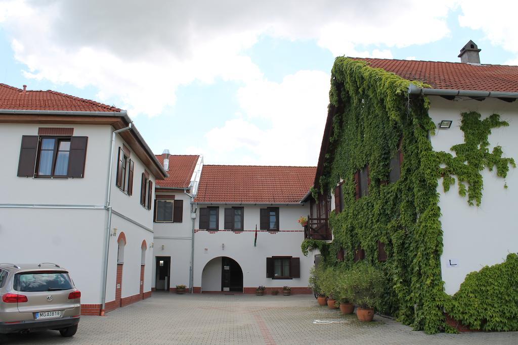 Tiffan'S Pinceszet Es Panzio Hotel Villány Exterior photo