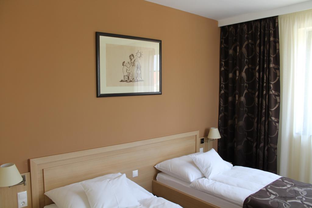 Tiffan'S Pinceszet Es Panzio Hotel Villány Room photo